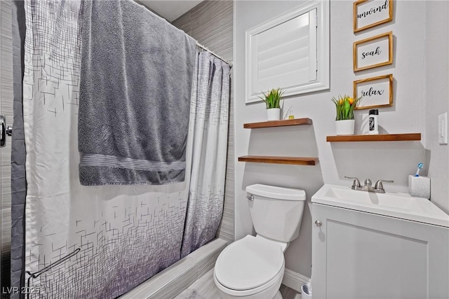 full bath with baseboards, a shower with curtain, toilet, and vanity