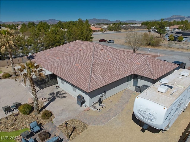 drone / aerial view featuring a mountain view