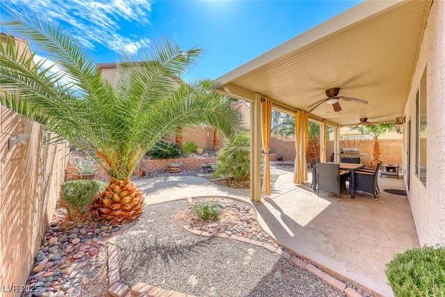 view of patio / terrace featuring a fenced backyard, outdoor dining space, and ceiling fan