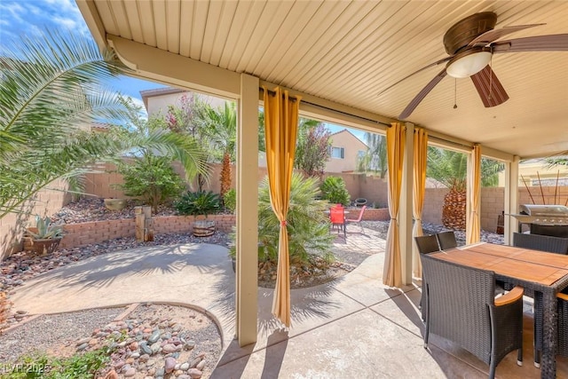view of patio featuring a fenced backyard, outdoor dining space, and a ceiling fan