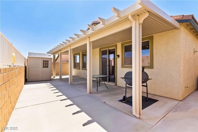2612 Tullamore Creek Ln, Laughlin, NV 89029 - fenced backyard featuring a patio area