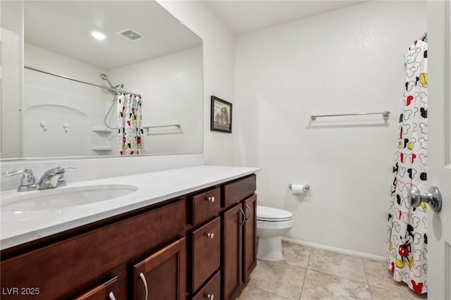 full bathroom featuring a shower with curtain, toilet, vanity, baseboards, and visible vents