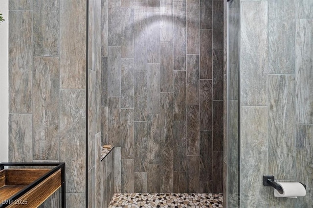 bathroom featuring tiled shower