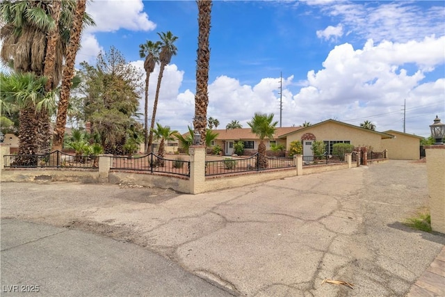 4678 Saddle Pl, Las Vegas, NV 89119 - ranch-style house featuring a fenced front yard and stucco siding