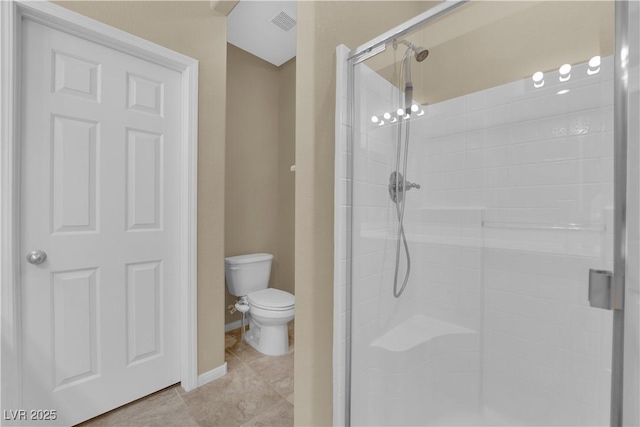 full bathroom featuring toilet, a shower stall, tile patterned flooring, baseboards, and visible vents