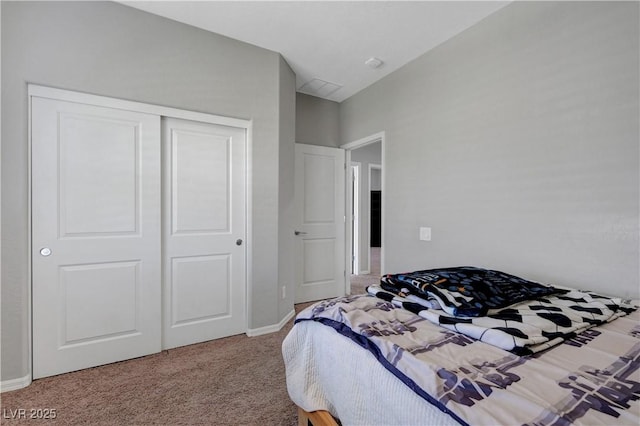 bedroom featuring carpet floors, baseboards, and a closet