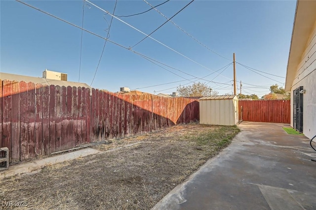 422 Ilmenite Way, Henderson, NV 89015 - view of yard with a fenced backyard, a storage unit, and an outdoor structure