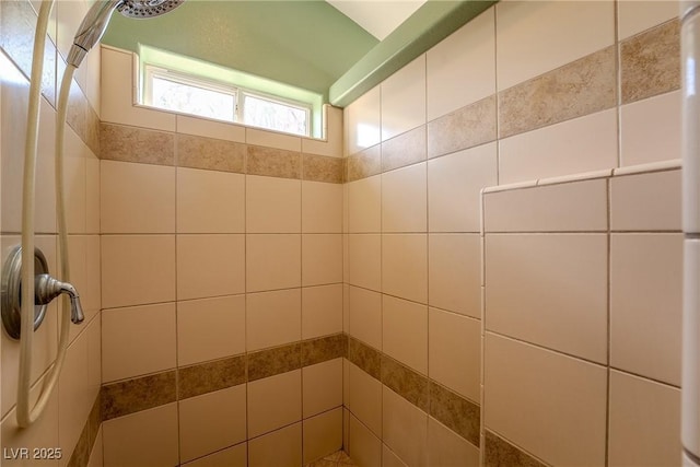 bathroom featuring a tile shower