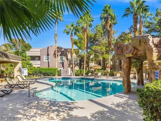 5250 S Rainbow Blvd Unit 1131, Las Vegas, NV 89118 - community pool with a patio