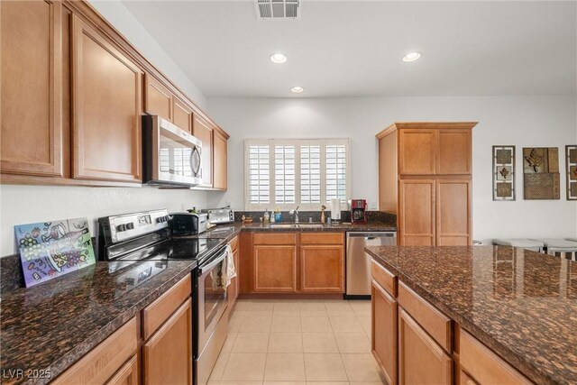 5224 E San Palo Dr, Pahrump, NV 89061 - kitchen featuring visible vents, stainless steel appliances, recessed lighting, a sink, and light tile patterned floors