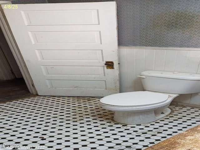 1550 Murry St, Ely, NV 89301 - bathroom featuring wainscoting, toilet, and wallpapered walls