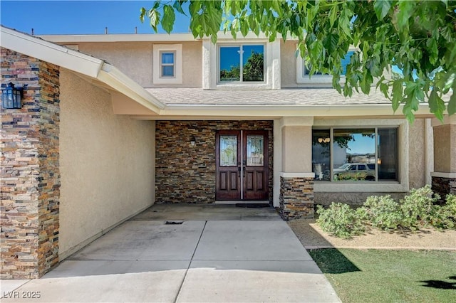 entrance to property with stucco siding, covered porch, and stone siding