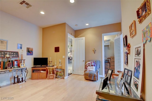 living room featuring visible vents, recessed lighting, baseboards, and wood finished floors