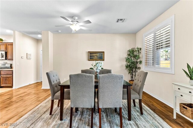 dining space featuring light wood-type flooring, baseboards, visible vents, recessed lighting, and ceiling fan