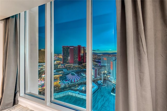 entryway featuring a city view
