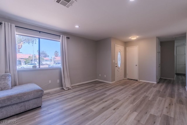 living area with light wood finished floors, baseboards, visible vents, and recessed lighting