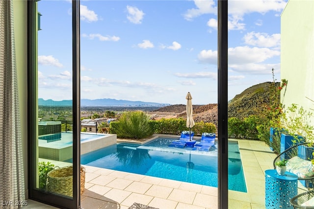 387 Solitude Peak Ln, Henderson, NV 89012 - pool with a mountain view, an in ground hot tub, and a patio