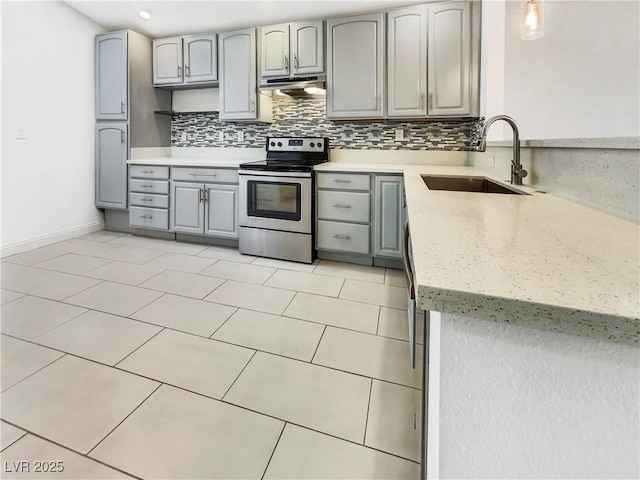 kitchen featuring a sink, under cabinet range hood, gray cabinets, backsplash, and electric range