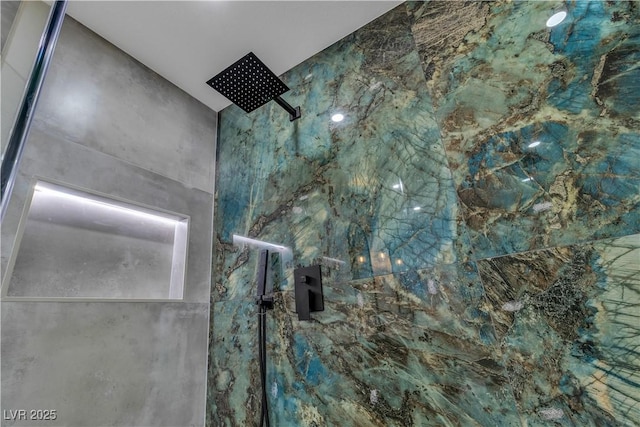 details featuring tiled shower