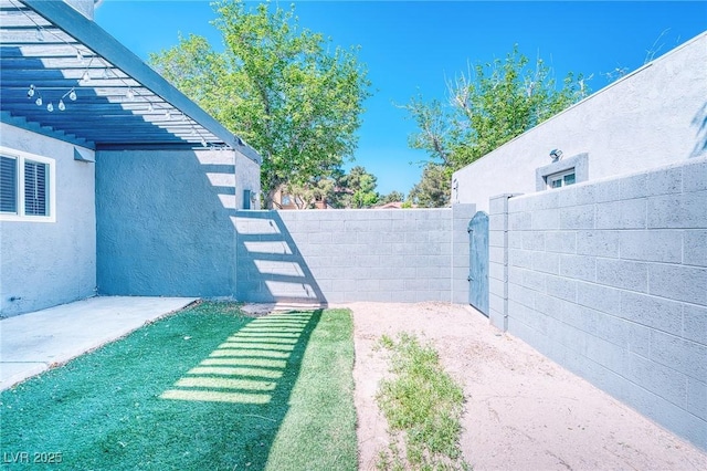 view of yard featuring a fenced backyard
