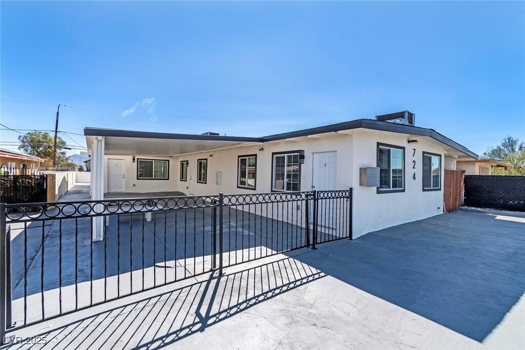 724 N 9th St, Las Vegas, NV 89101 - view of front of property featuring stucco siding and a fenced front yard