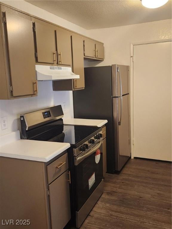 kitchen with stainless steel electric range, dark wood-type flooring, under cabinet range hood, light countertops, and gray cabinetry