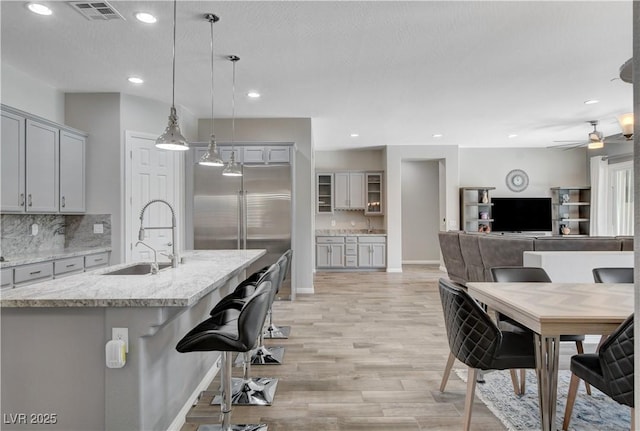 interior space featuring ceiling fan, light wood-style flooring, visible vents, recessed lighting, and baseboards