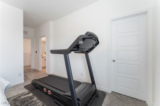 workout room featuring light colored carpet, baseboards, and visible vents