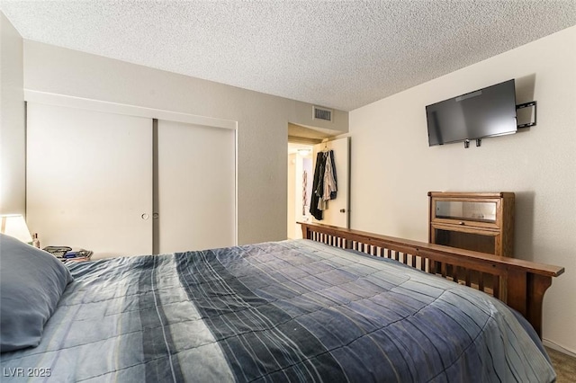 555 Rene Ln, Henderson, NV 89015 - bedroom with visible vents, a closet, and a textured ceiling