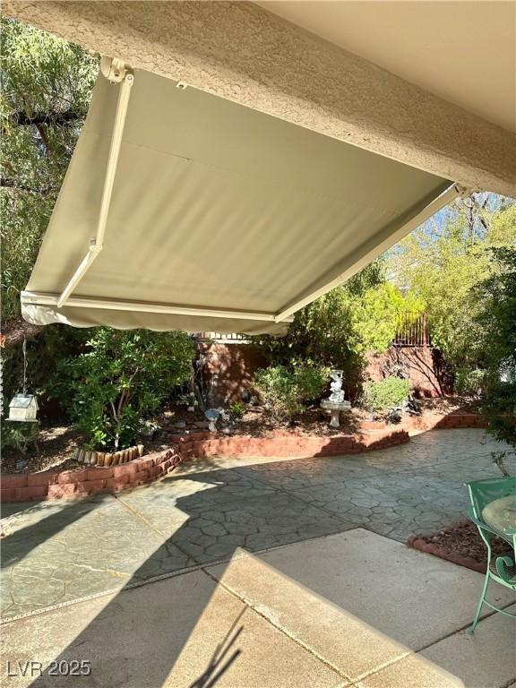 view of yard with a patio area