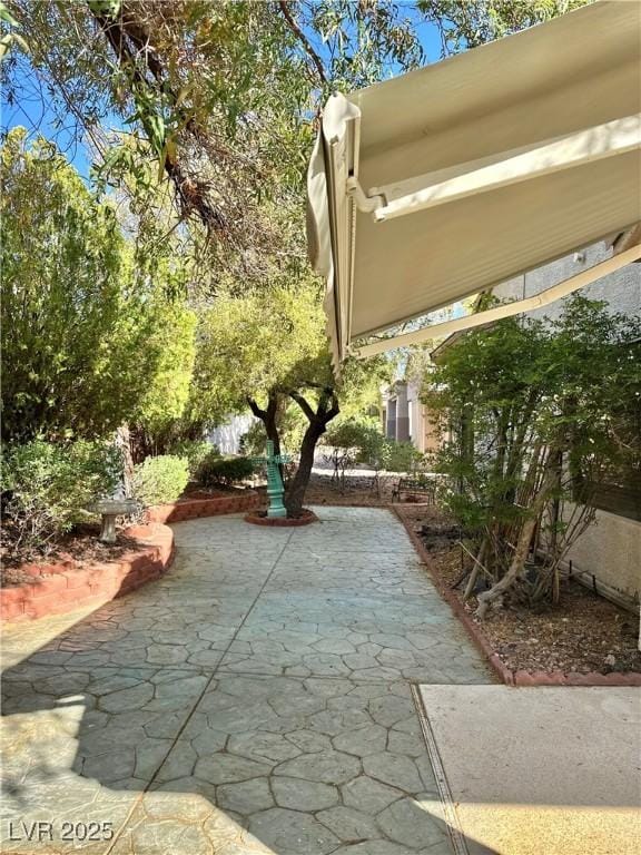 view of yard featuring a patio area