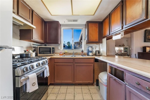 528 Close Ave, Henderson, NV 89011 - kitchen with light countertops, a sink, visible vents, and stainless steel appliances