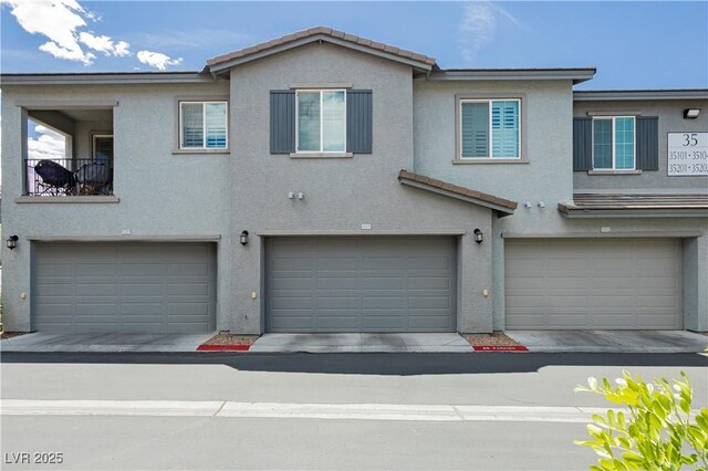 view of front facade with a garage and stucco siding