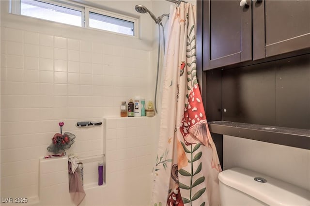 full bath with toilet and curtained shower