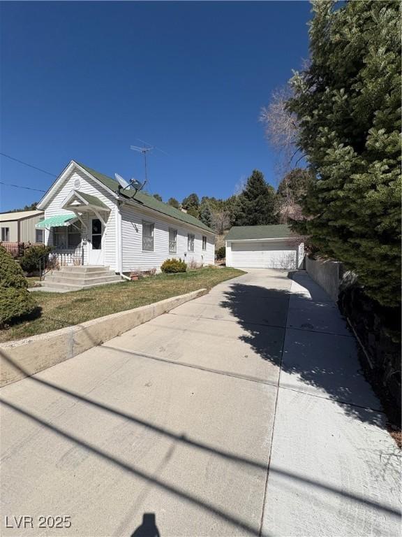 view of front of property with a detached garage and an outdoor structure
