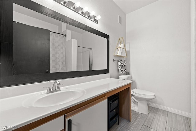 5751 Hacienda Ave Unit 135, Las Vegas, NV 89122 - bathroom with vanity, toilet, baseboards, and curtained shower