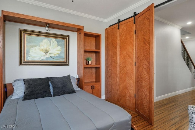 580 Via Di Parione Ct, Henderson, NV 89011 - bedroom featuring wood finished floors, crown molding, a barn door, baseboards, and recessed lighting