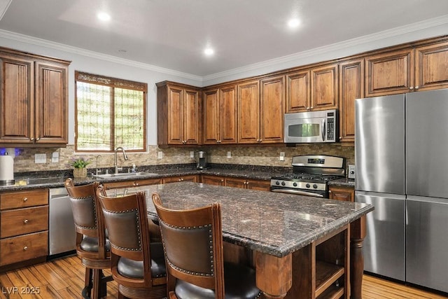 580 Via Di Parione Ct, Henderson, NV 89011 - kitchen featuring a sink, crown molding, backsplash, stainless steel appliances, and light wood-type flooring