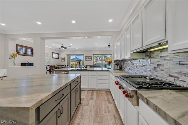 kitchen featuring ceiling fan, stainless steel gas stovetop, and recessed lighting