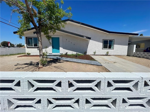 view of front facade with stucco siding