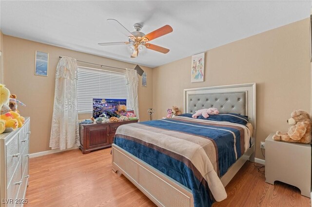 bedroom featuring light wood-style flooring, ceiling fan, and baseboards