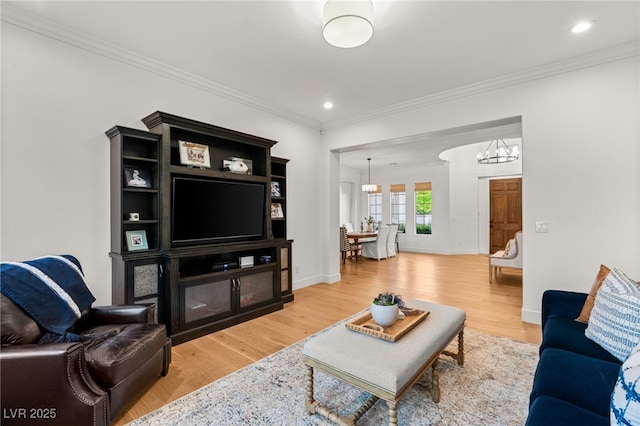 living room with a chandelier, light wood-style floors, crown molding, recessed lighting, and baseboards
