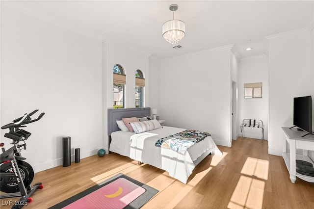 bedroom featuring light wood-style flooring, ornamental molding, a chandelier, baseboards, and recessed lighting
