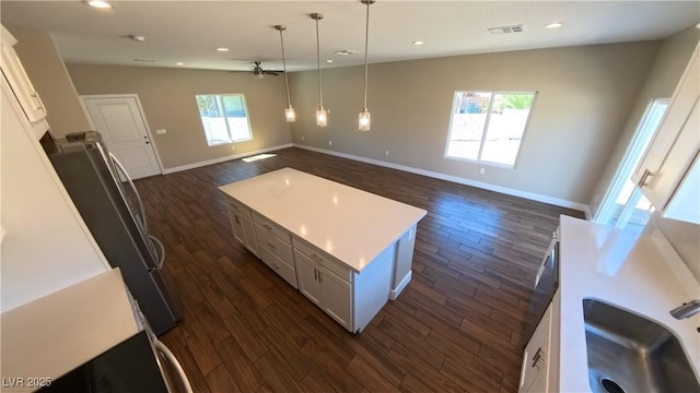 kitchen featuring visible vents, dark wood-style flooring, ceiling fan, and open floor plan
