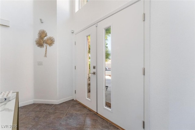 foyer entrance featuring baseboards