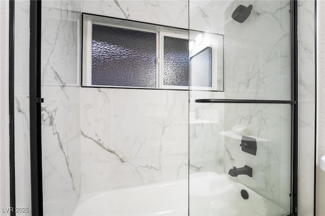 bathroom with combined bath / shower with glass door