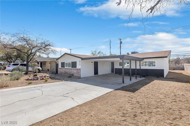 613 Kings Pl, Boulder City, NV 89005 - ranch-style home featuring stucco siding, an attached carport, driveway, and brick siding