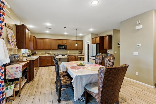 dining area featuring recessed lighting, baseboards, visible vents, and wood tiled floor