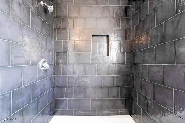 full bath with tiled shower