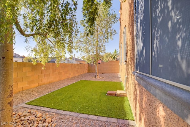 437 Via Stretto Ave, Henderson, NV 89011 - view of yard featuring a fenced backyard